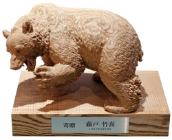 クマの木彫り